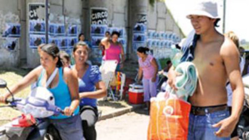 Ocupantes de un predio en Gobernador Gálvez, a 22 kilómetros de Rosario, desalojan el lugar. 