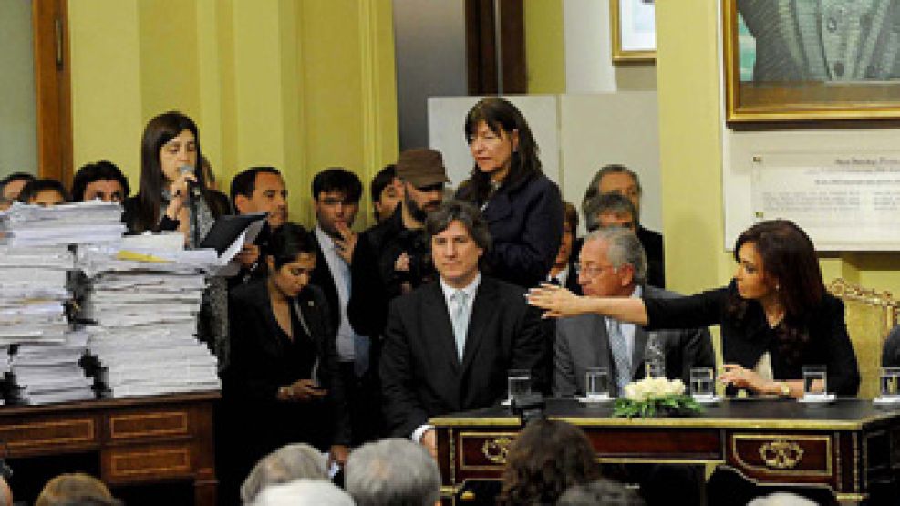 Cristina en la Casa de Gobierno durante la presentación del informe sobre "Papel Prensa". 