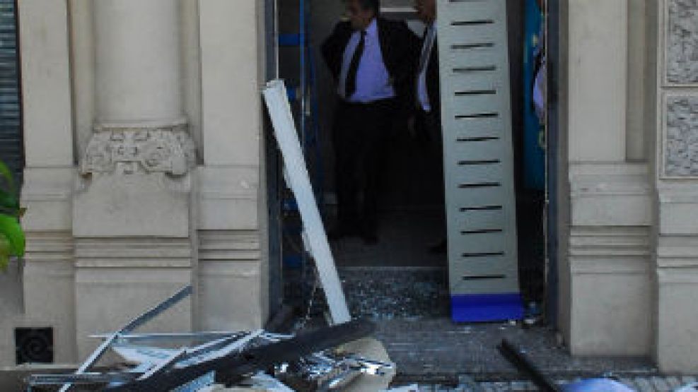 La bomba estalló en una sucursal del Banco Francés en la zona de Retiro.
