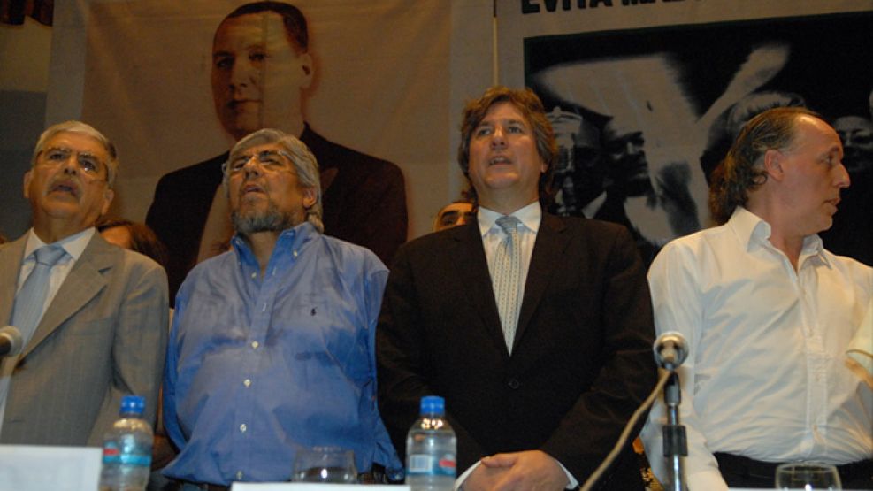 Amado Boudou, ministro de Economía. junto a Hugo Moyano de la CGT y el ministro Julio De Vido