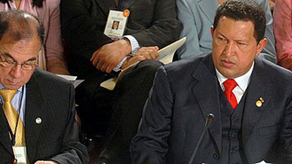 Alí Rodríguez, junto a Chávez.