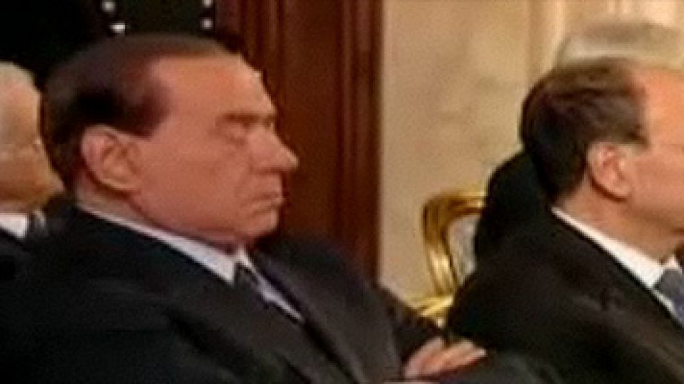 Berlusconi se durmió en pleno discurso del presidente italiano.