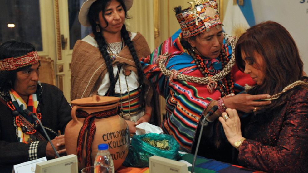 Promesas que van y vienen. El 20 de mayo, Cristina recibió en la Casa Rosada a un grupo de representantes de los pueblos originarios.
