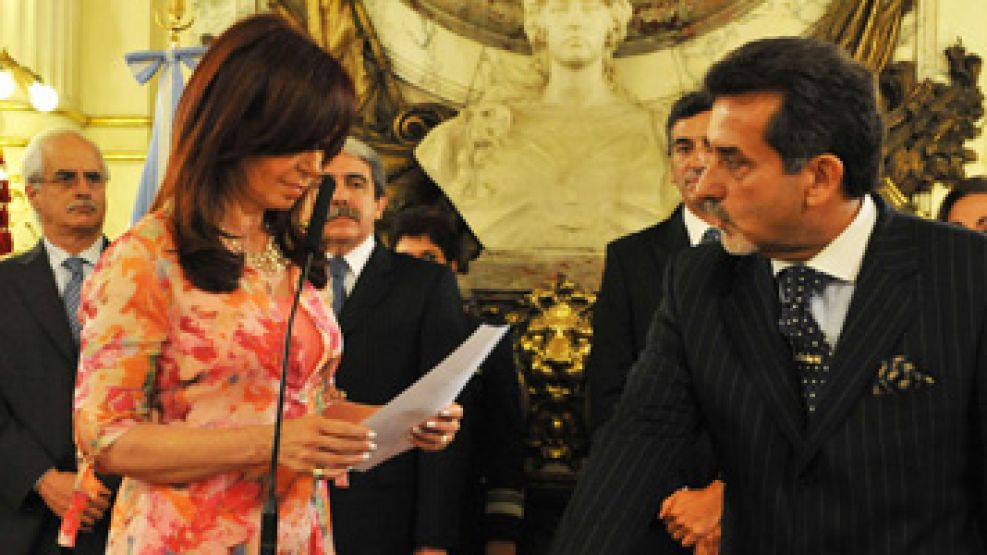 La presidenta, Cristina Fernández de Kirchner, le toma juramento en el salón Blanco de la Casa de Gobierno a Joaquín Da Rocha como Procurador del Tesoro Nacional.
