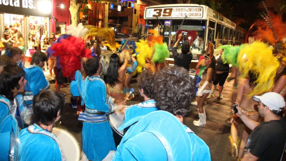 Las comparsas cortaron por un rato las calles de Palermo para mostrar lo que será el carnaval.