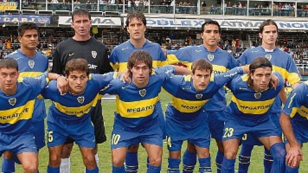 El del Clausura 2006, uno de los cuatro equipos campeones de Boca en la década del fútbol argentino que acaba de terminar. Parados: Ibarra, Abbondanzieri, Silvestre, Morel Rodríguez y Gago. Agachados: