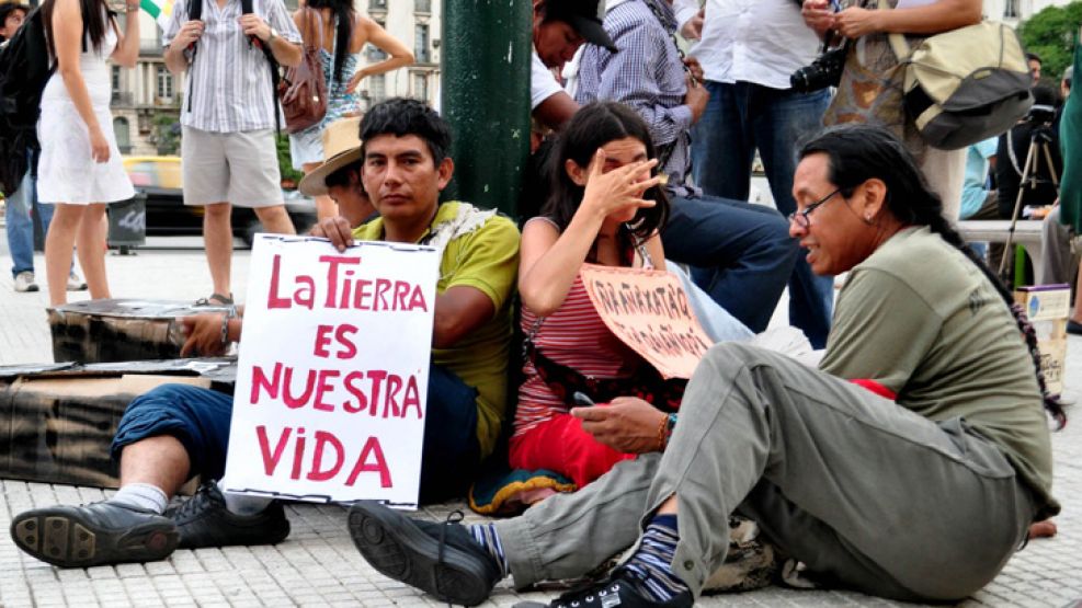 La huelga de hambre que comenzó esta tarde en la 9 de Julio. Los tobas y otros indígenas esperan ser recibidos por Cristina.