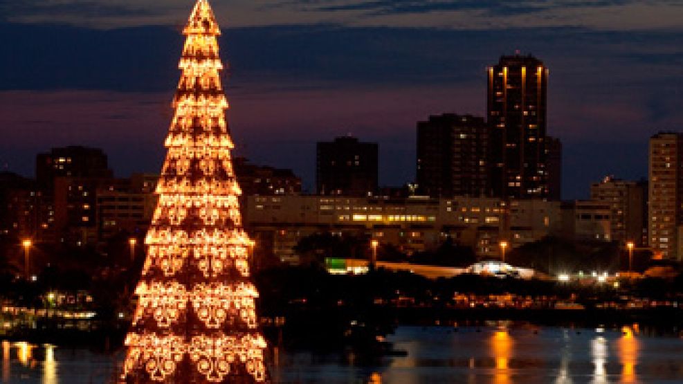 Río de Janeiro festeja la Navidad con el árbol flotante más grande del mundo.