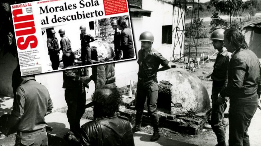 La tapa de "Miradas al sur" y la verdadera foto de Joaquín Morales Solá con militares en 1975. Abajo se ve la cámara del fotógrafo, un "clásico" de cualquier nota periodística.