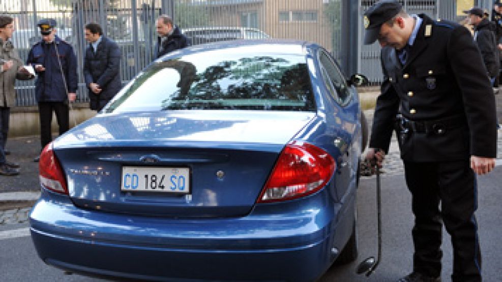 Policías revisan las inmediaciones de la embajada de EE.UU. en el Vaticano, ante una amenaza de bomba.