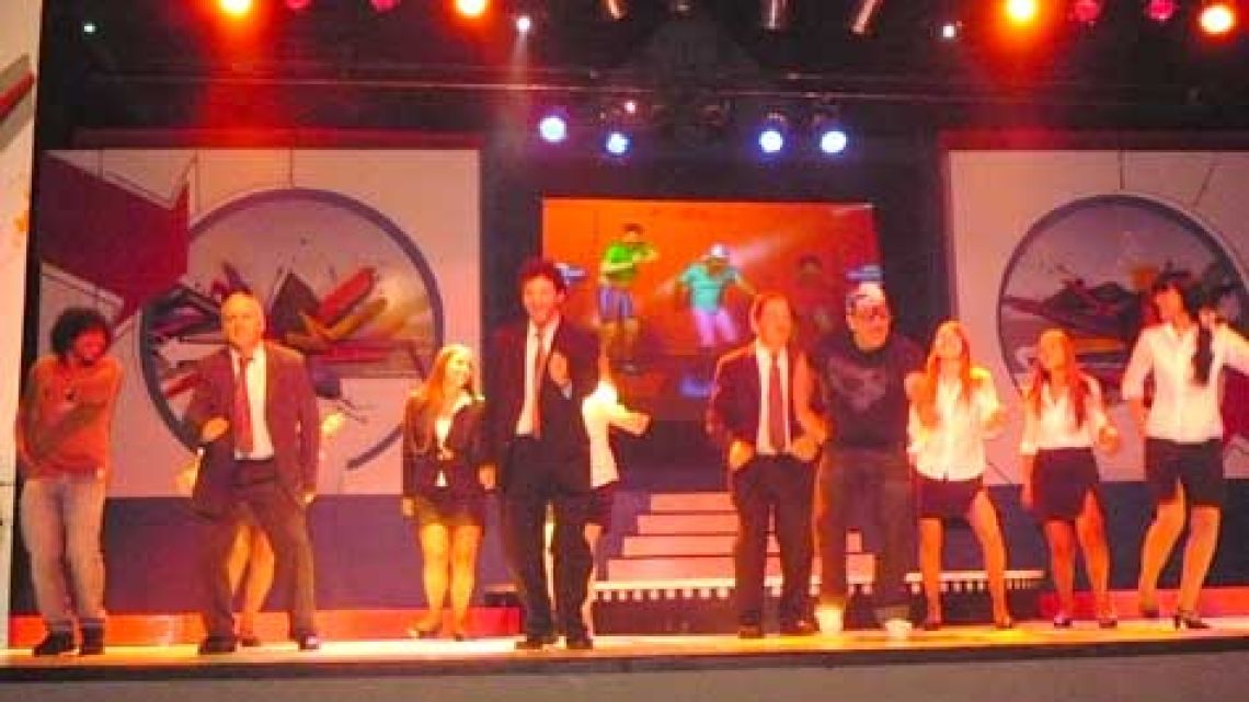 Acomodadores bailaron "El baile del cuadrado"