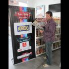 Fabio Alberti, relajado y en zapatillas, visitó el stand de la revista Noticias
