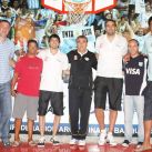 El entrenador de basket Julio Lamas (al medio) y parte de su equipo pasaron por Espacio Perfil