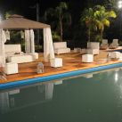 Decorados y ambientes en el deck de la piscina