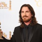 El actor Christian Bale con su premio por “The Fighter” – Foto: AFP 