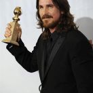 Christian Bale junto a su premio – Foto: EFE 