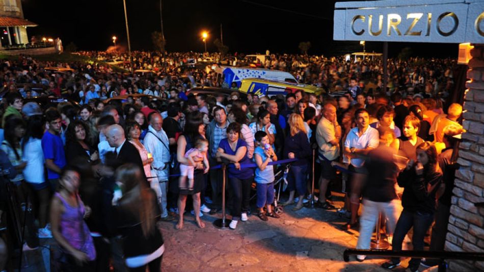 La multitud a la salida de Tío Curzio