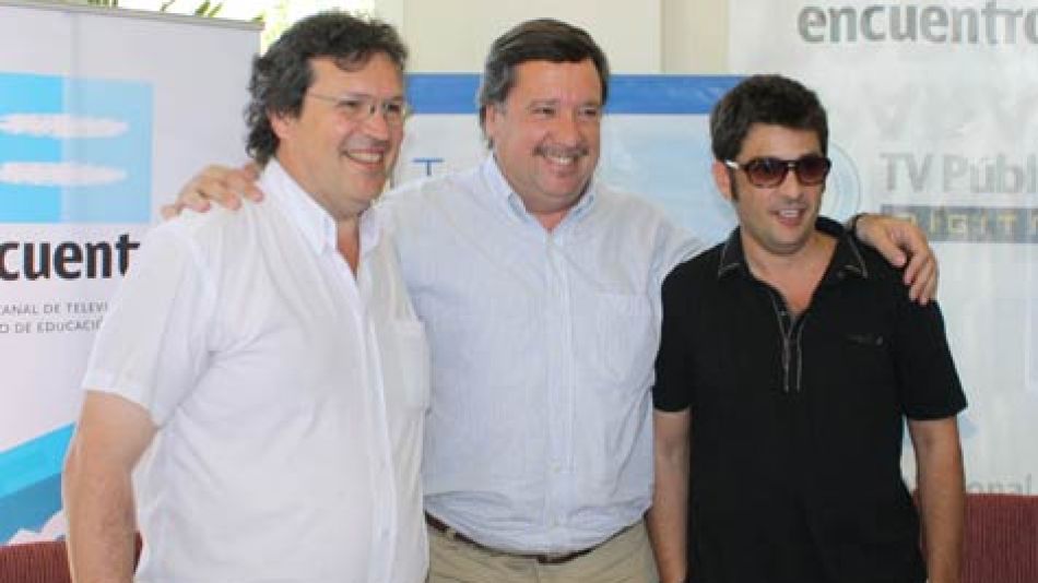 Pablo Rago y Tristan Bauer, junto al intendente de Villa Gesel, quien les dió la bienvenida