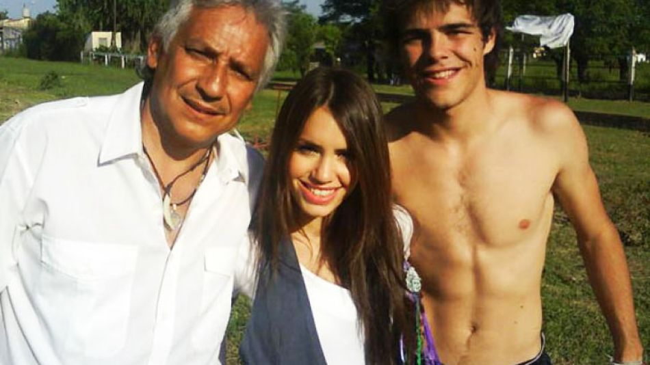 Gómez (padre) a la izquierda, junto a Mariana Espósito y Peter Lanzani | Diario Crónica