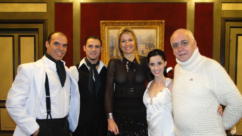 Máxima Zorriagueta con Esteban Domenichini, Gabriela Amalfitani, Junior Cervila y el productor ejecutivo del espectáculo Carlos Patane
