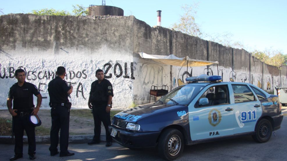 La Policía Federal vigila la esquina del terreno amurallado en Villa Lugano.