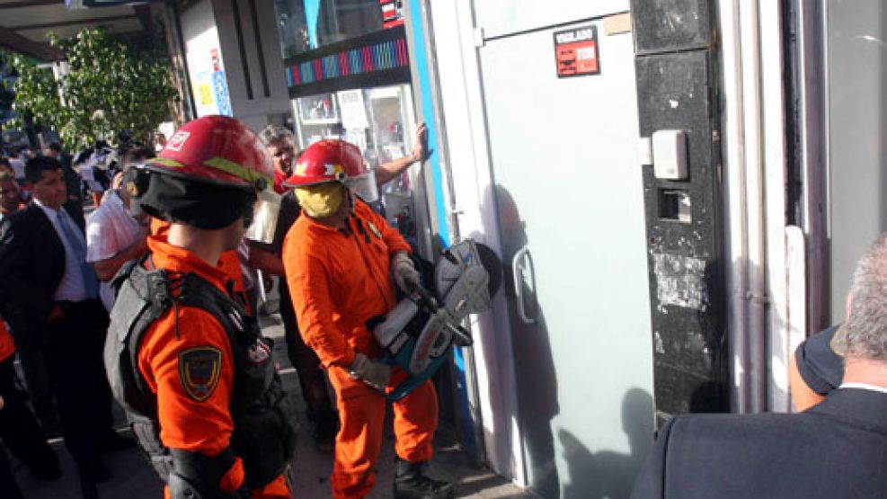 La policía fuerza la entrada al local comercial donde empezaba el túnel al subsuelo del BAPRO. De allí salieron con el dinero, hoy a las 7.