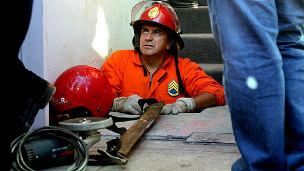 La policía trabaja en el túnel del local a metros del BAPRO de Belgrano.