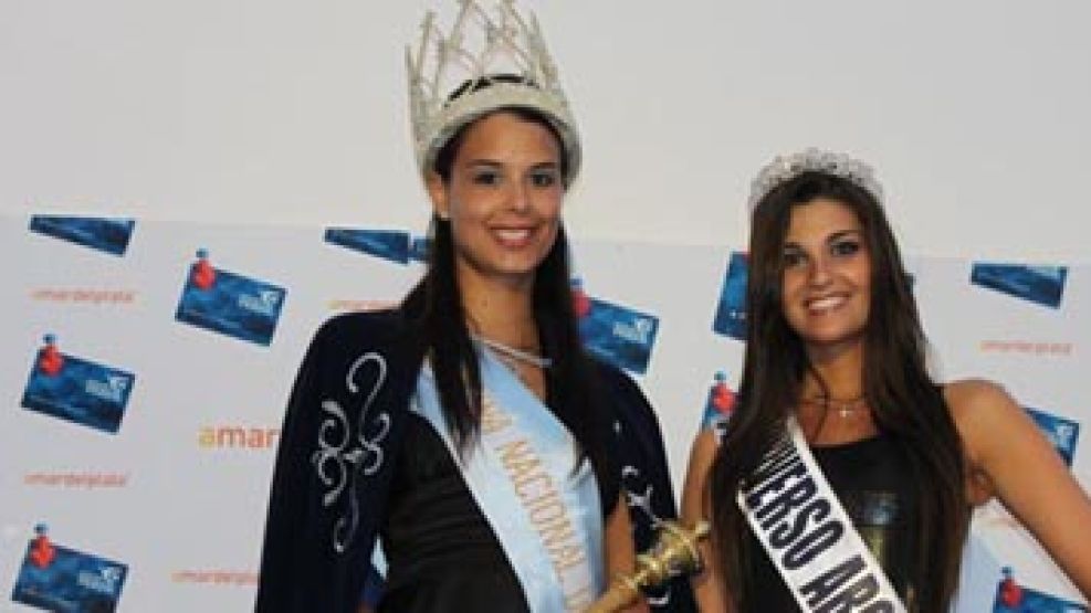 Miss Universo Argentina y la Reina del Mar 2010, en el Puesto de Informes del EMTUR del Espacio Perfil.