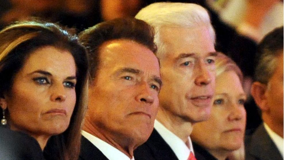 Arnold Schwarzenegger junto a su esposa Maria Shriver, en la toma de mando de su sucesor.