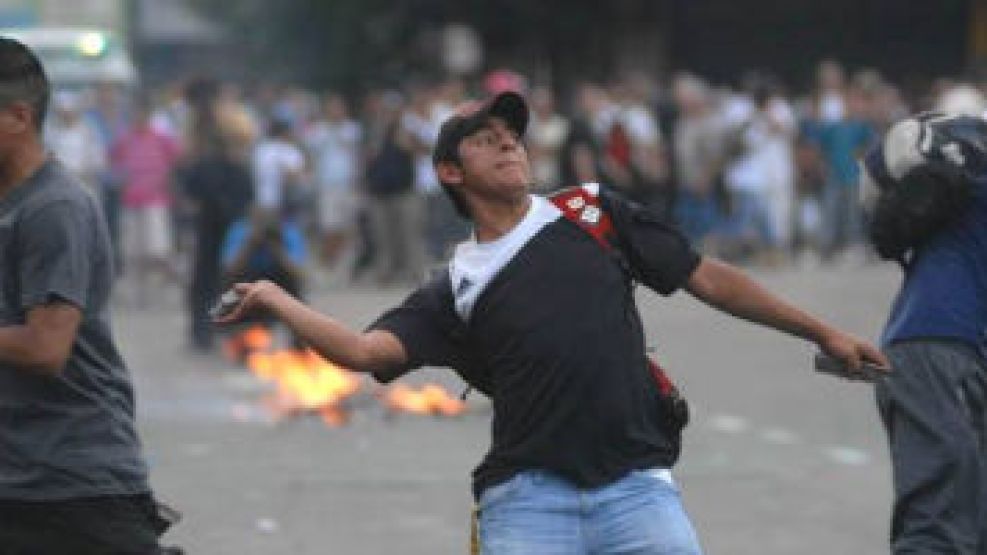 23 de diciembre: por un bloqueo de tercerizados, cerró el tren Roca y hubo graves disturbios en Constitución, con una docena de detenidos y varios heridos.