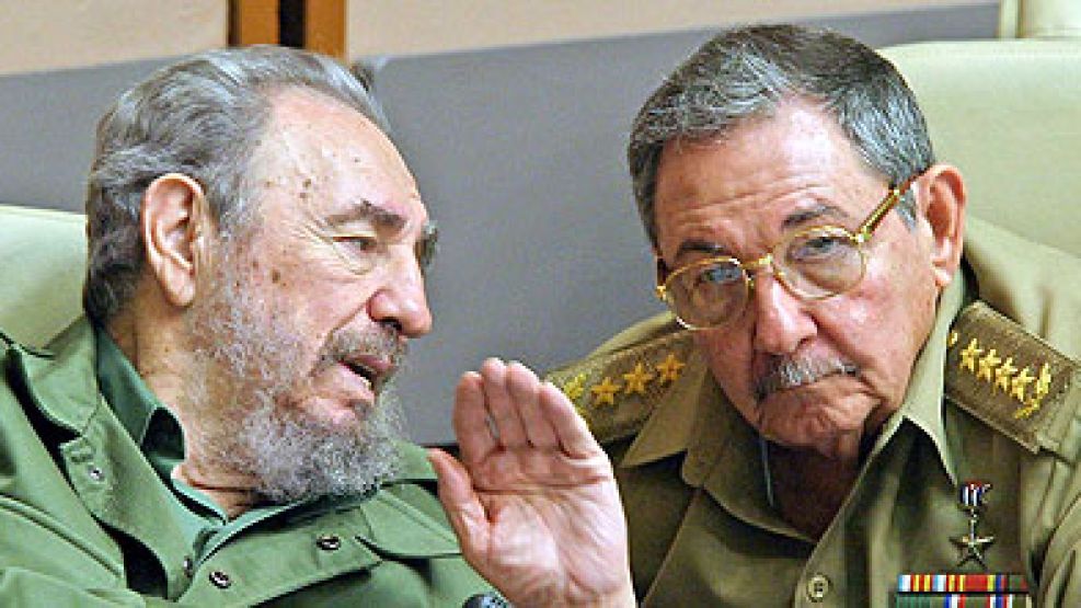 Los hermanos Castro ponen en marcha un gigantesco cambio laboral en Cuba.