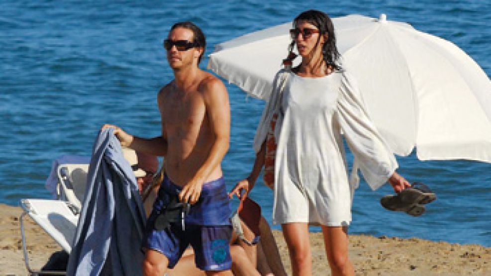 Palacios junto a Paloma, su novia argentina, disfrutando del mar en Punta.