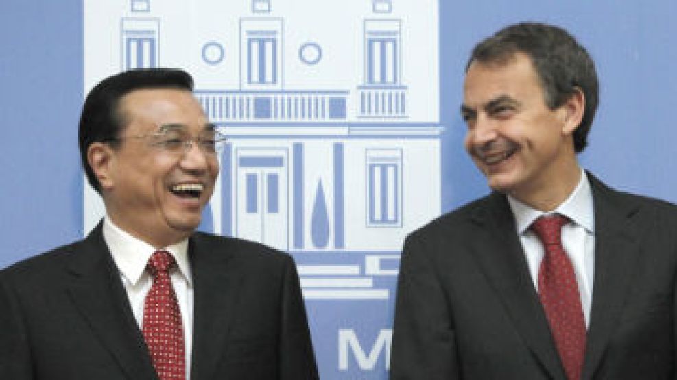 Zapatero junto al viceprimer ministro chino Li Keqiang, con quien firmó los jugosos acuerdos.