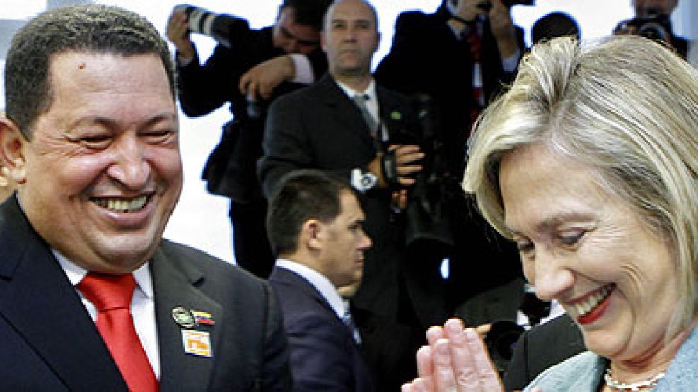 Chávez hizo reír a Hillary al preguntarle por su "wife". El bolivariano se puso colorado por el furcio.