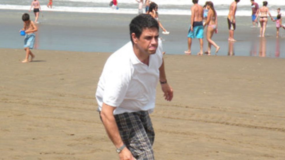 Jorge Macri juega al tejo en las playas de Pinamar.