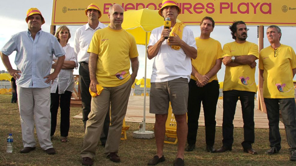 Los muchachos PRO desafiando al sol en el acto macrista. Todo bien... salvo los mocasines de Mauricio.