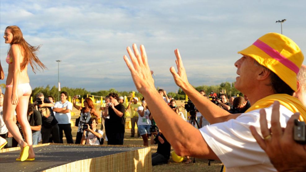 Macri disfrutando del paisaje en la PRO Beach del Parque de los Niños, en Núñez.