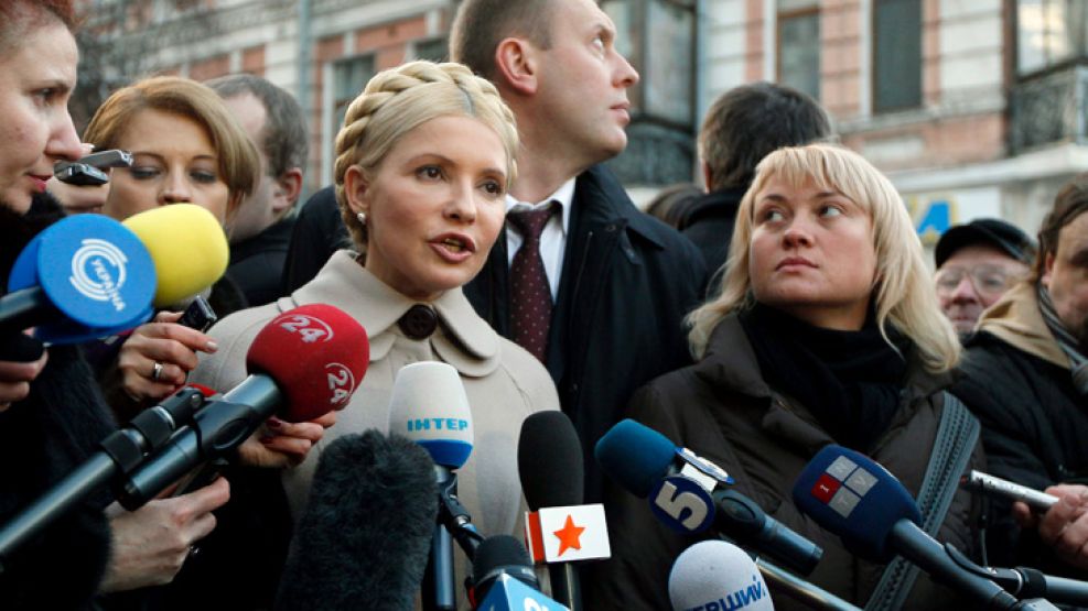 Yulia Timoshenko habla con la prensa en la puerta de los tribunales.