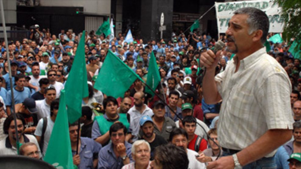 Manrique, en una foto de archivo, frente al Ministro de Trabajo en "rechazo a las suspensiones de las automotrices". 