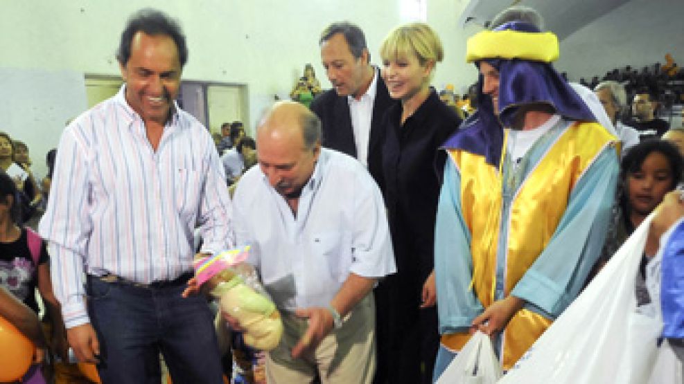 Scioli junto a su mujer, Karina Rabolini, en un hospital marplatense: entregan regalos para los chicos internados junto a los Reyes Magos. 