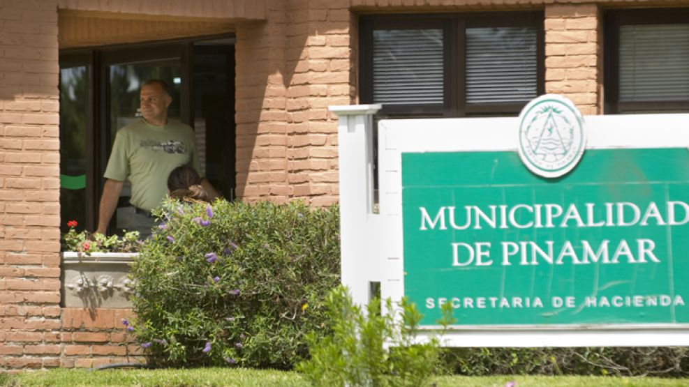 El ex policía bonaerense Sergio Camaratta en la Municipalidad de Pinamar. 
