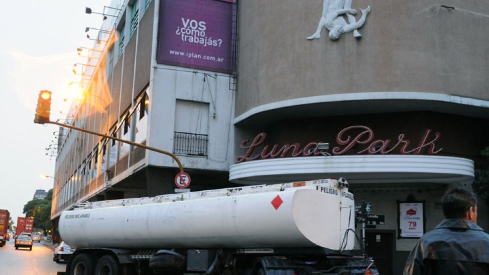 El camión impactó en una de las columnas del edificio del Luna Park. 