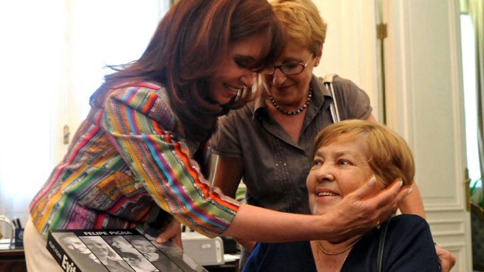 La presidenta en un encuentro con María Elena Walsh, en 2008.