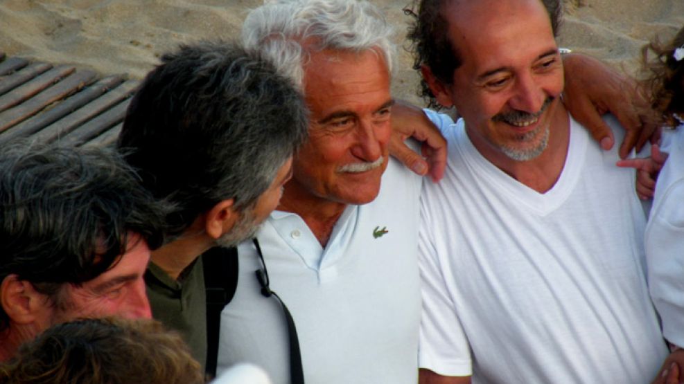 En la playa de Cariló, con buen ánimo y un aperitivo en la mando, Filmus comparte sonrisas con Juan Cabandié, Enrique "Pepe" Albistur y Miguel Núñez.