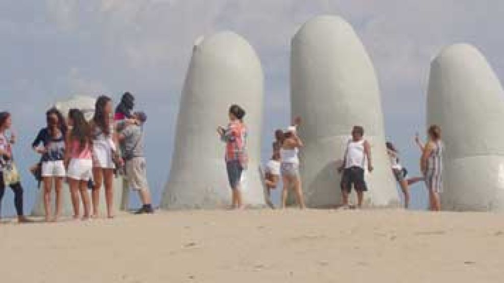 Los cinco dedos en la Parada 1 de la Brava de Punta del Este, uno de los puntos turísticos más visitados.