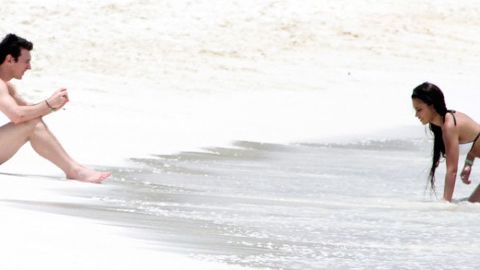 Messi y Antonella, en la playa en tiempos mejores.