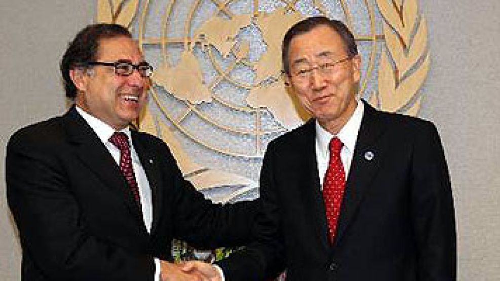 Ban Ki-moon y el embajador argentino en la ONU, Jorge Arguello.