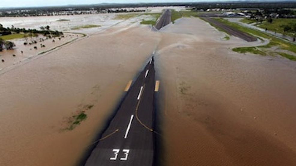 La pista de un aeropuerto australiano permanece bajo el agua.