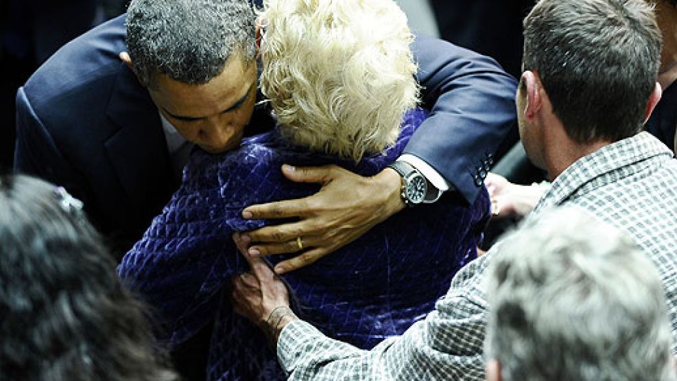 Obama saluda a familiares de una de las víctimas del ataque del sábado pasado.