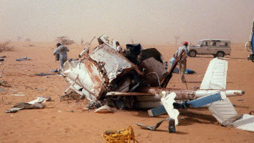 Así quedó el helicóptero que transportaba a Thierry Sabine, el creador del Dakar.